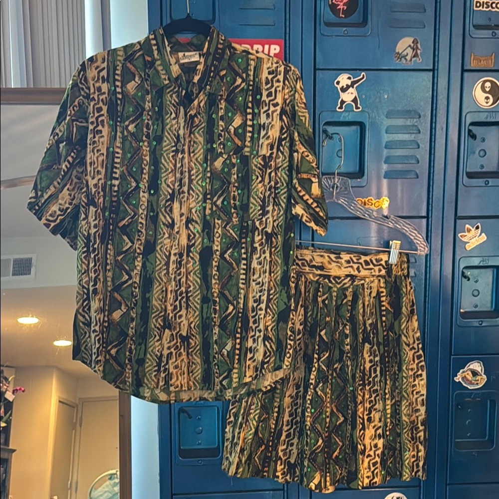 Vtg Green Tribal Patterned Shirt and Short Matching Set